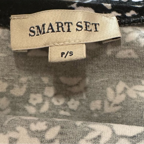 Cute knee length dress! - Picture 3 of 4